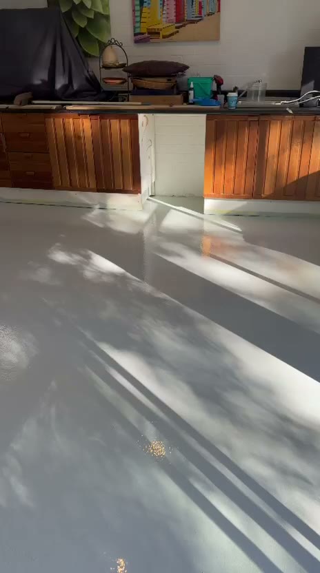Solid colour epoxy floor in a residential kitchen by King of Seal — clip 3 thumbnail